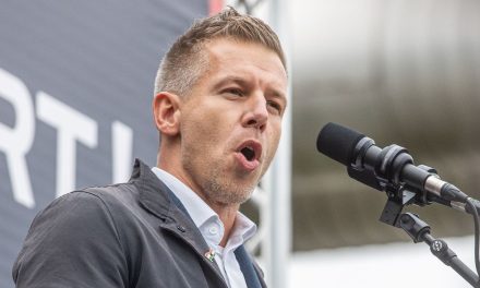 Egyre vadabb showműsort nyom Brüsszel Peti