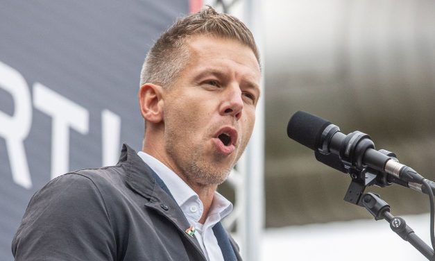 Egyre vadabb showműsort nyom Brüsszel Peti