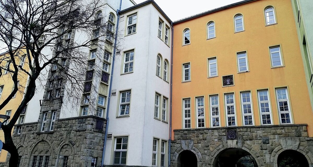 A kampánybusz sofőrje is jobban ismeri Kaposvárt, mint Lőrincz Viktória