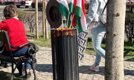 Ukrán kitűzővel vonultak a nemzeti ünnepen a Tiszások