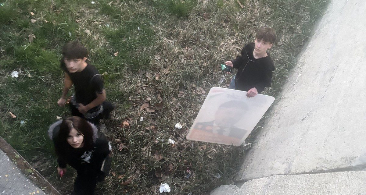 Kiskorú „aktivisták” a plakátháború frontvonalában