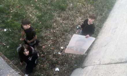 Kiskorú „aktivisták” a plakátháború frontvonalában