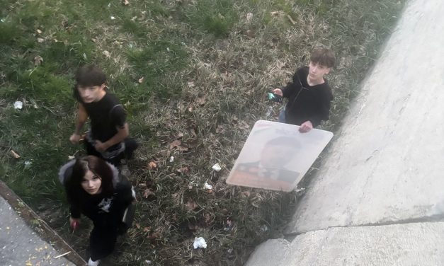 Kiskorú „aktivisták” a plakátháború frontvonalában